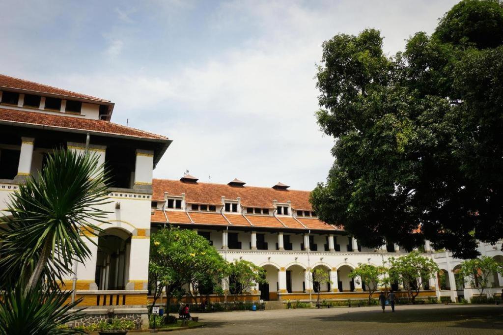 Weis Hotel Simpang Lima Semarang Kültér fotó